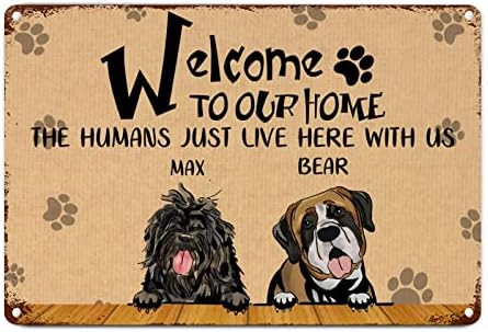 Alioyoit Забавно Куче Метален Знак Потребителското си Име на Кучето Добре дошли в Нашата къща и Хората Тук с нас Антични
